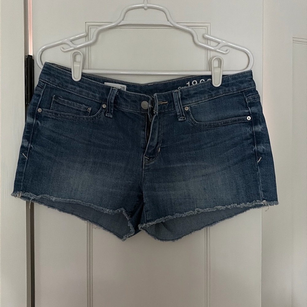Gap < shorts